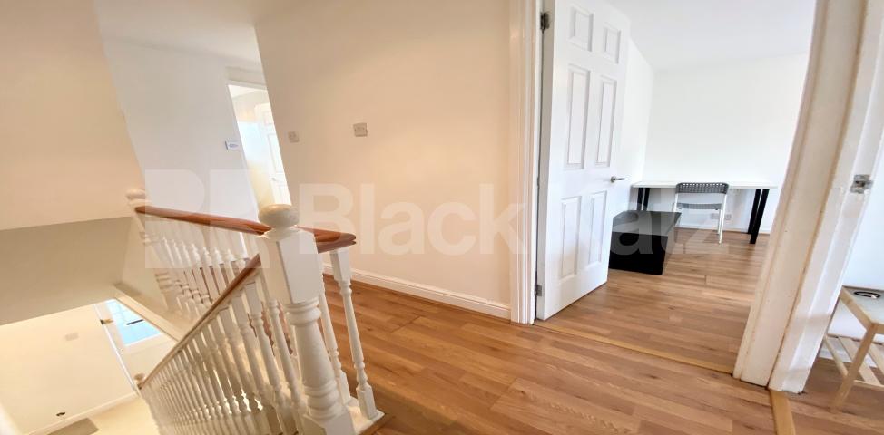 			LET , 3 Bedroom, 1 bath, 1 reception House			 Ainslie Walk, Balham